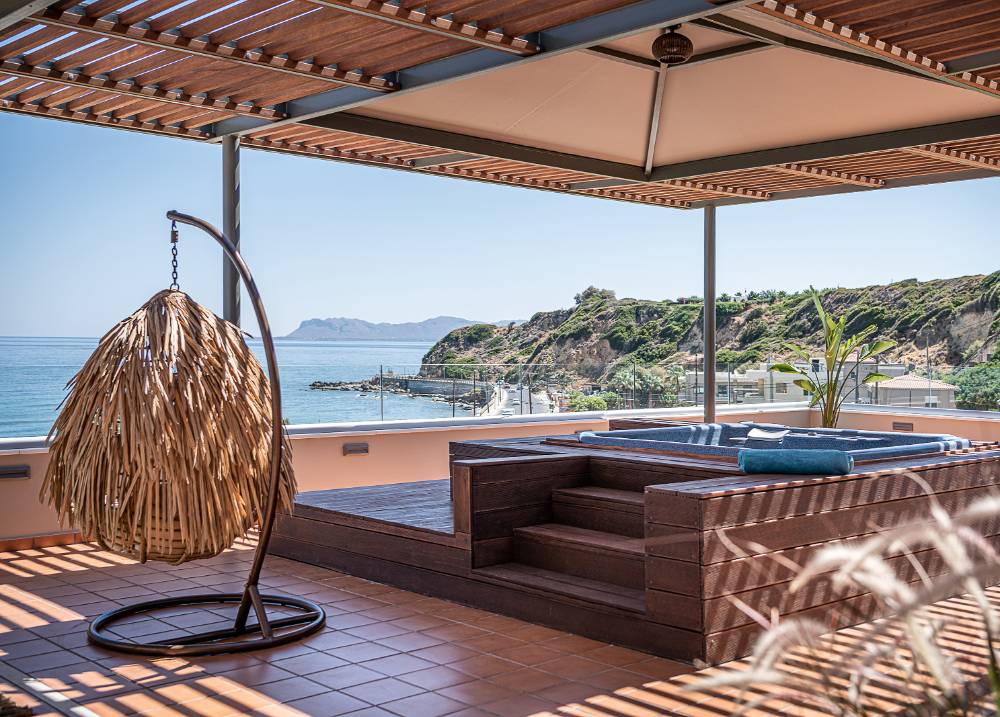 Outdoor Jacuzzi overlooking the ocean