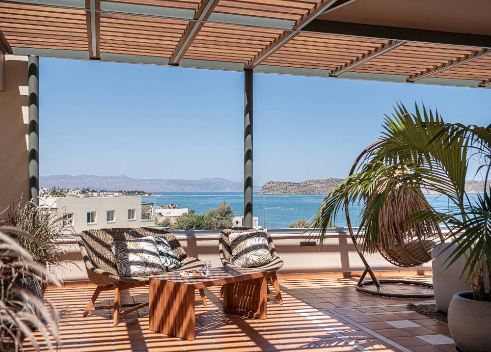 Outdoor patio overlooking the ocean