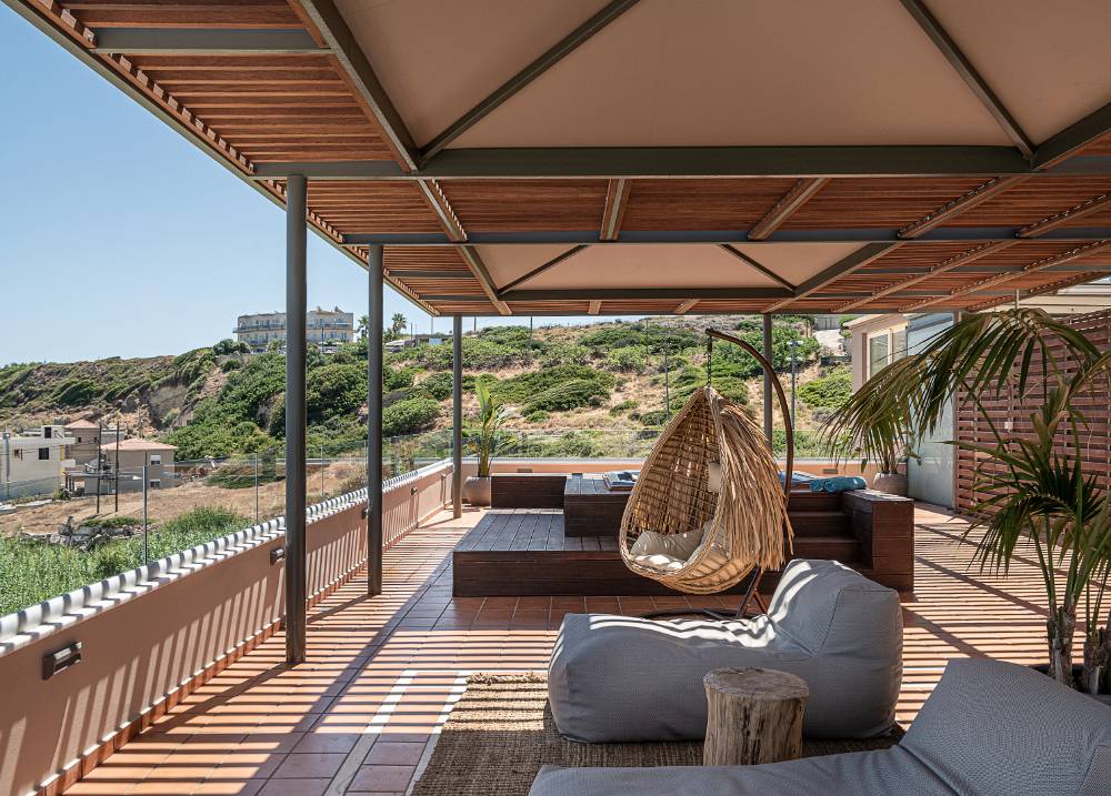 Outdoor sitting area and jacuzzi