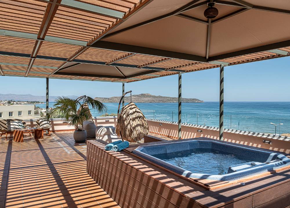 Jacuzzi and outdoor area overlooking the ocean